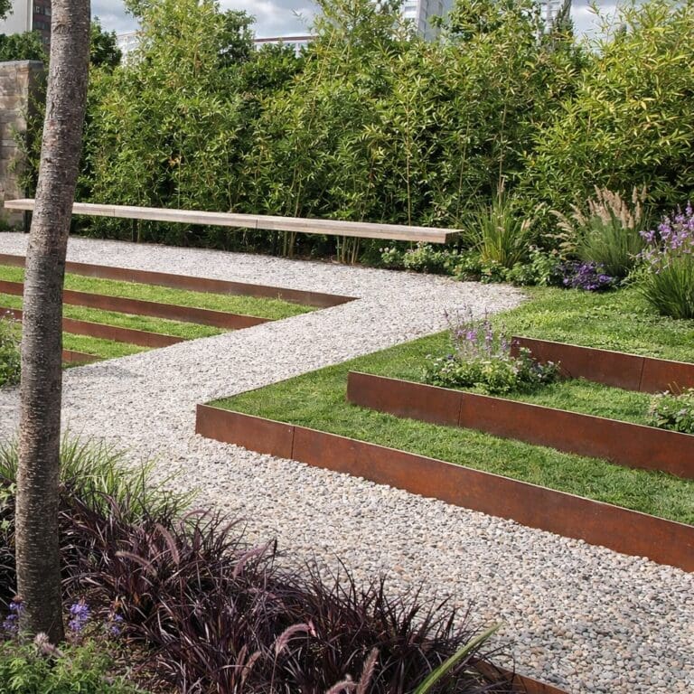 Bordure de jardin en métal pour délimiter un massif minéral et structurer un aménagement extérieur