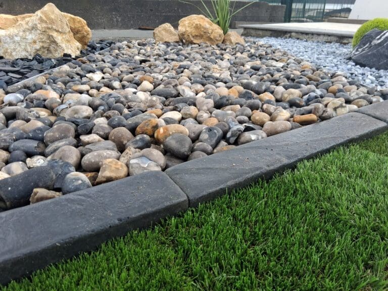 Bordure de jardin en pierre naturelle pour délimiter un massif de galets
