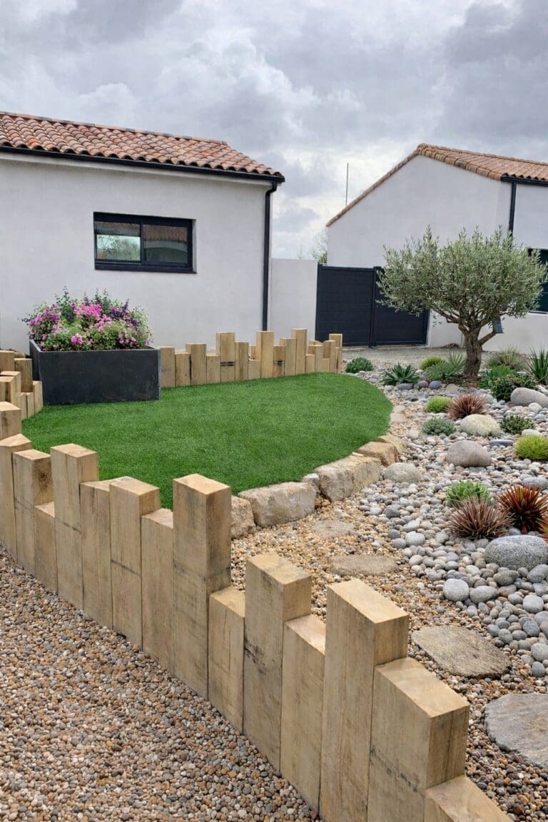 Bordure de jardin en bois naturel pour structurer un massif paysager