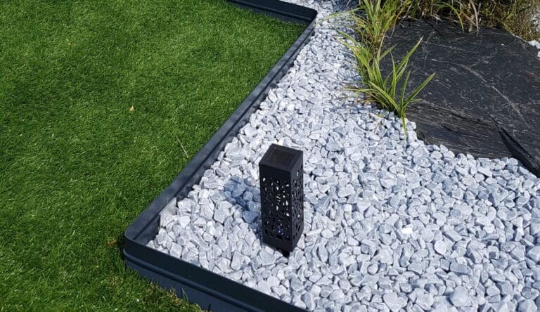 Bordure de jardin en métal pour délimiter un massif minéral et structurer un aménagement extérieur